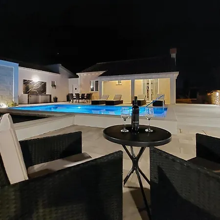 Beautiful In With Outdoor Swimming Pool, Wifi And 2 Bedrooms Nyaraló