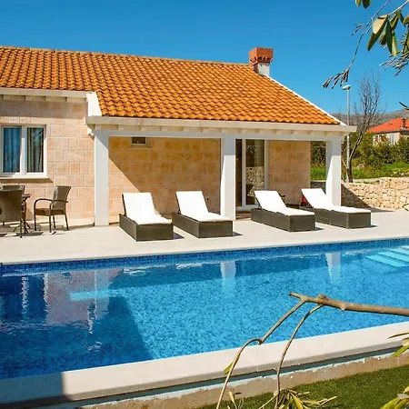 Beautiful In With Outdoor Swimming Pool, Wifi And 2 Bedrooms * Čilipi
