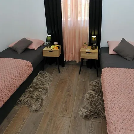 Beautiful In With Outdoor Swimming Pool, Wifi And 2 Bedrooms