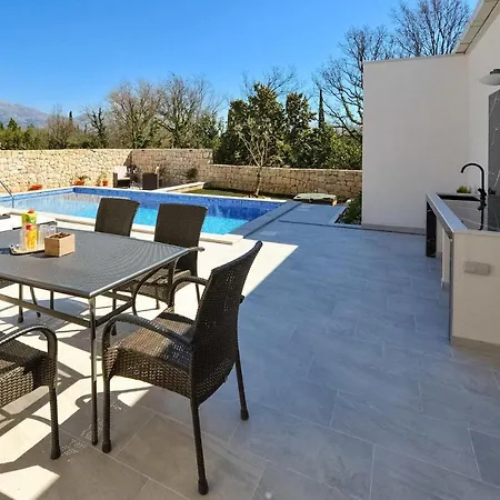 Beautiful In With Outdoor Swimming Pool, Wifi And 2 Bedrooms Čilipi
