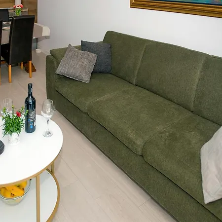 Beautiful In With Outdoor Swimming Pool, Wifi And 2 Bedrooms