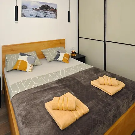 Beautiful In With Outdoor Swimming Pool, Wifi And 2 Bedrooms Nyaraló *