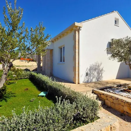 Beautiful In With Outdoor Swimming Pool, Wifi And 2 Bedrooms *