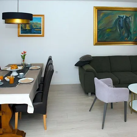 Beautiful In With Outdoor Swimming Pool, Wifi And 2 Bedrooms Čilipi