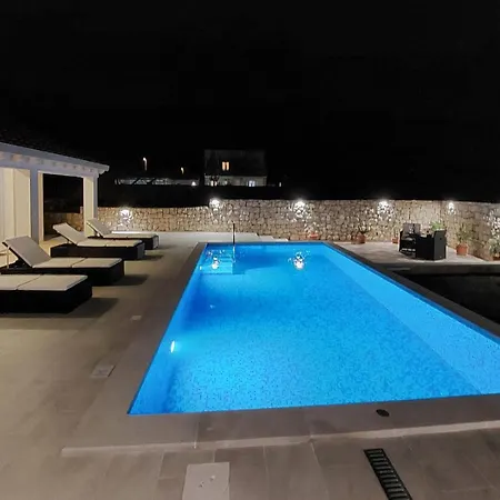 Beautiful In With Outdoor Swimming Pool, Wifi And 2 Bedrooms 別荘 Čilipi