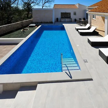Beautiful In With Outdoor Swimming Pool, Wifi And 2 Bedrooms 別荘 Čilipi