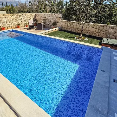 Beautiful In With Outdoor Swimming Pool, Wifi And 2 Bedrooms 別荘