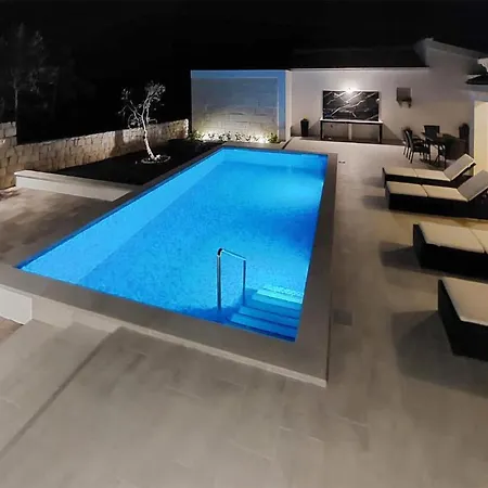 別荘 Beautiful In With Outdoor Swimming Pool, Wifi And 2 Bedrooms *