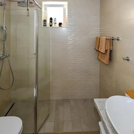Beautiful In With Outdoor Swimming Pool, Wifi And 2 Bedrooms * Čilipi
