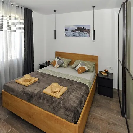 Beautiful In With Outdoor Swimming Pool, Wifi And 2 Bedrooms * Čilipi